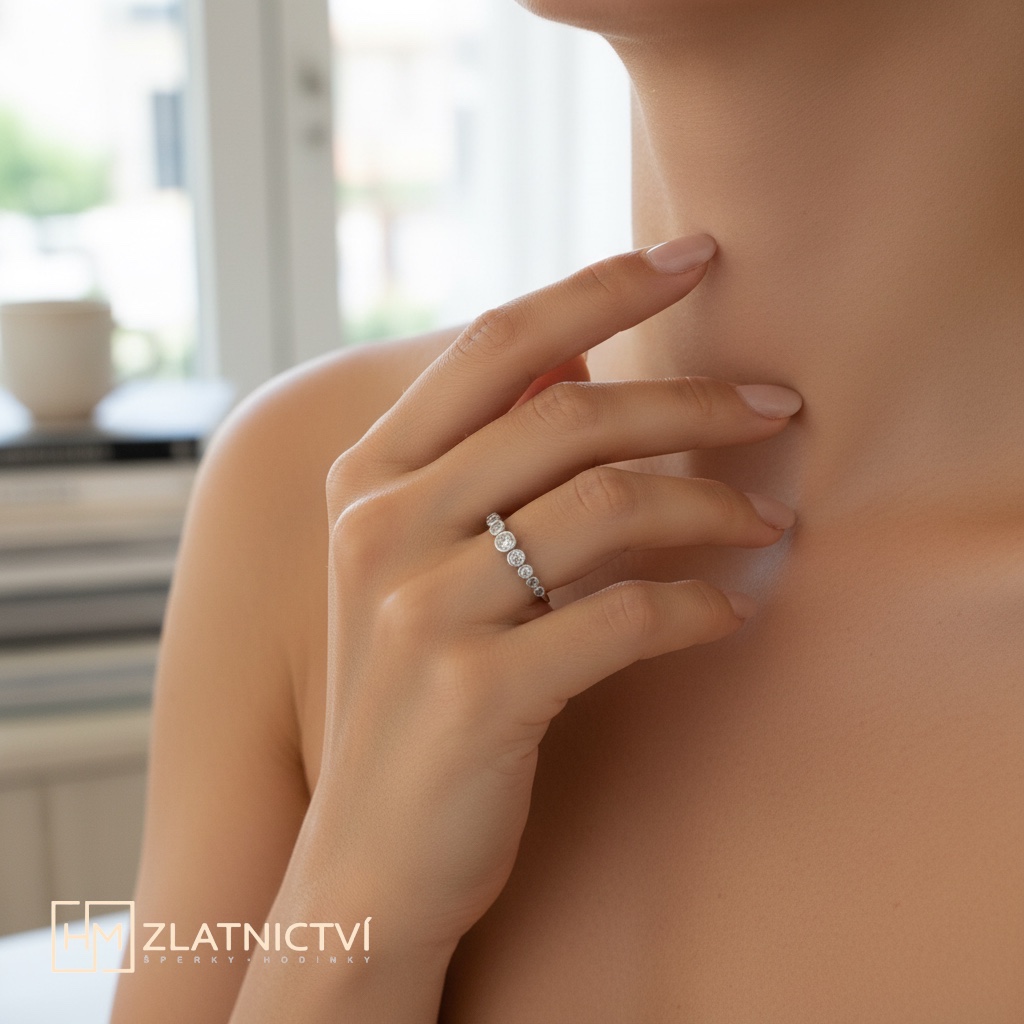 Elegantní prsten z bílého zlata s řadou zirkonů 2-3353