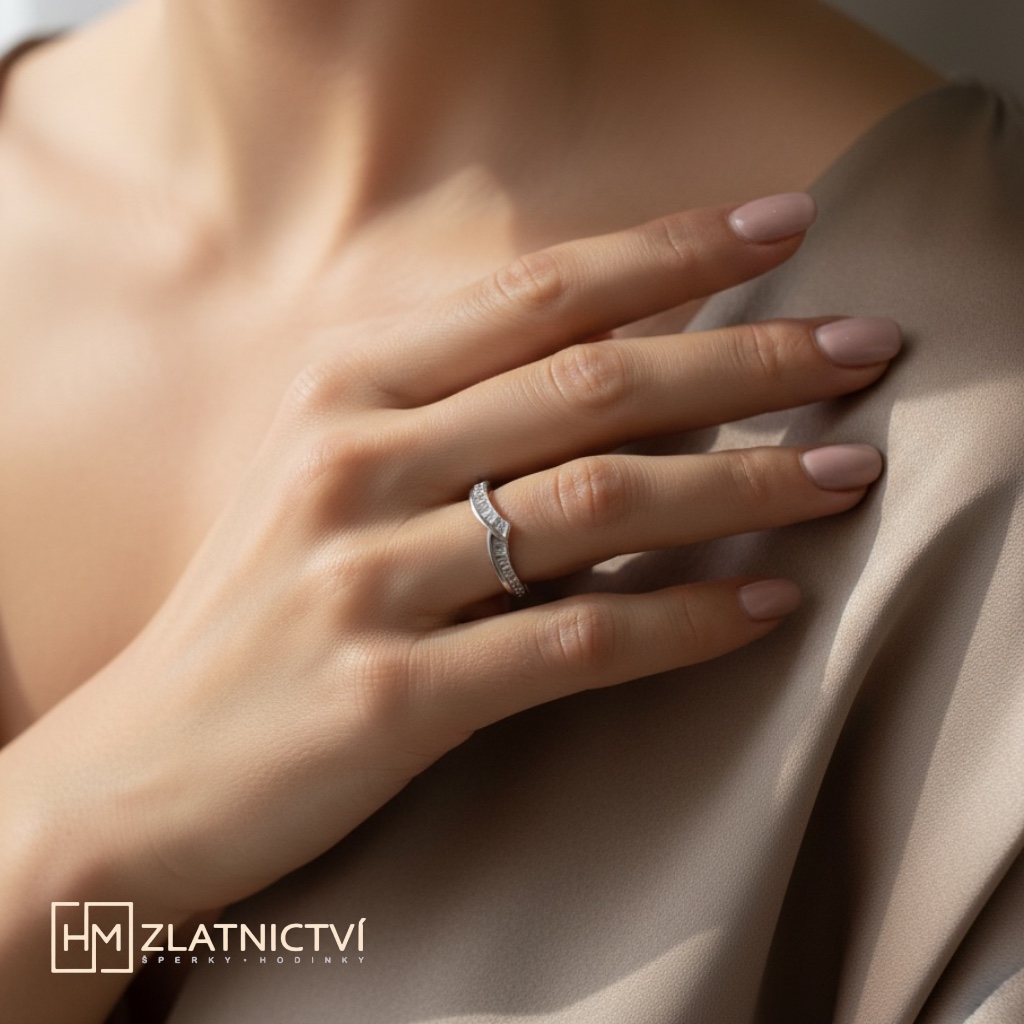 Netradiční prsten z bílého zlata osázen hranatými zirkony 2-3413