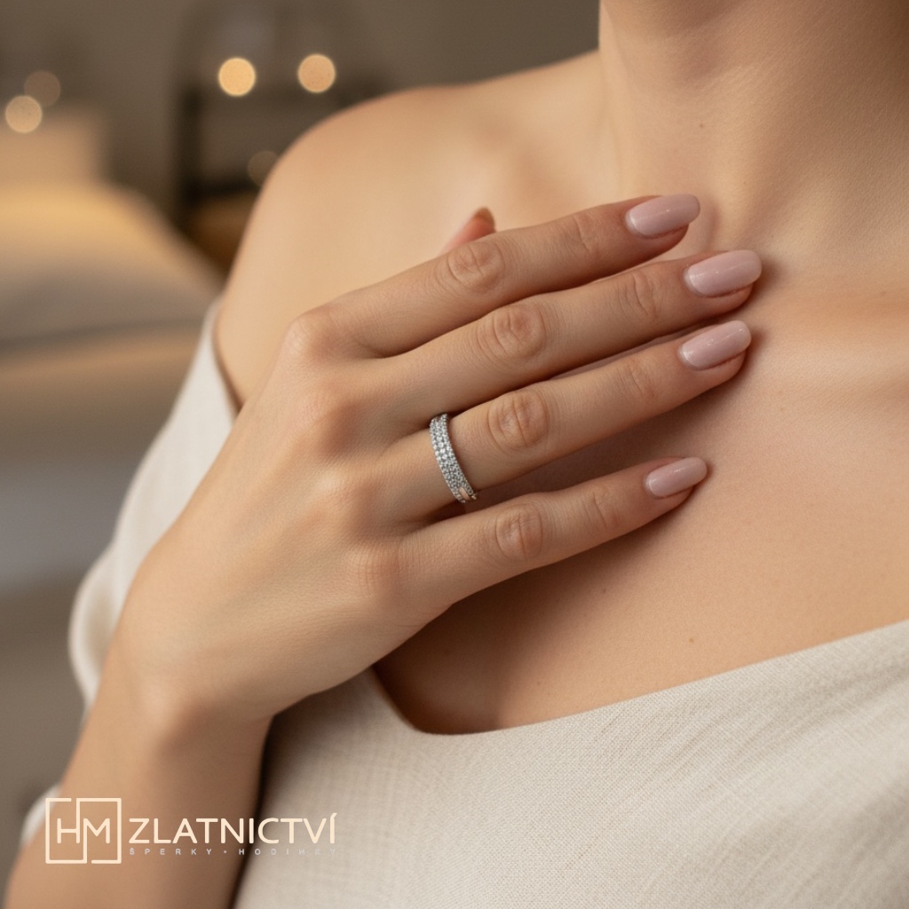Okouzlující prsten z bílého zlata se zirkony 2-3636