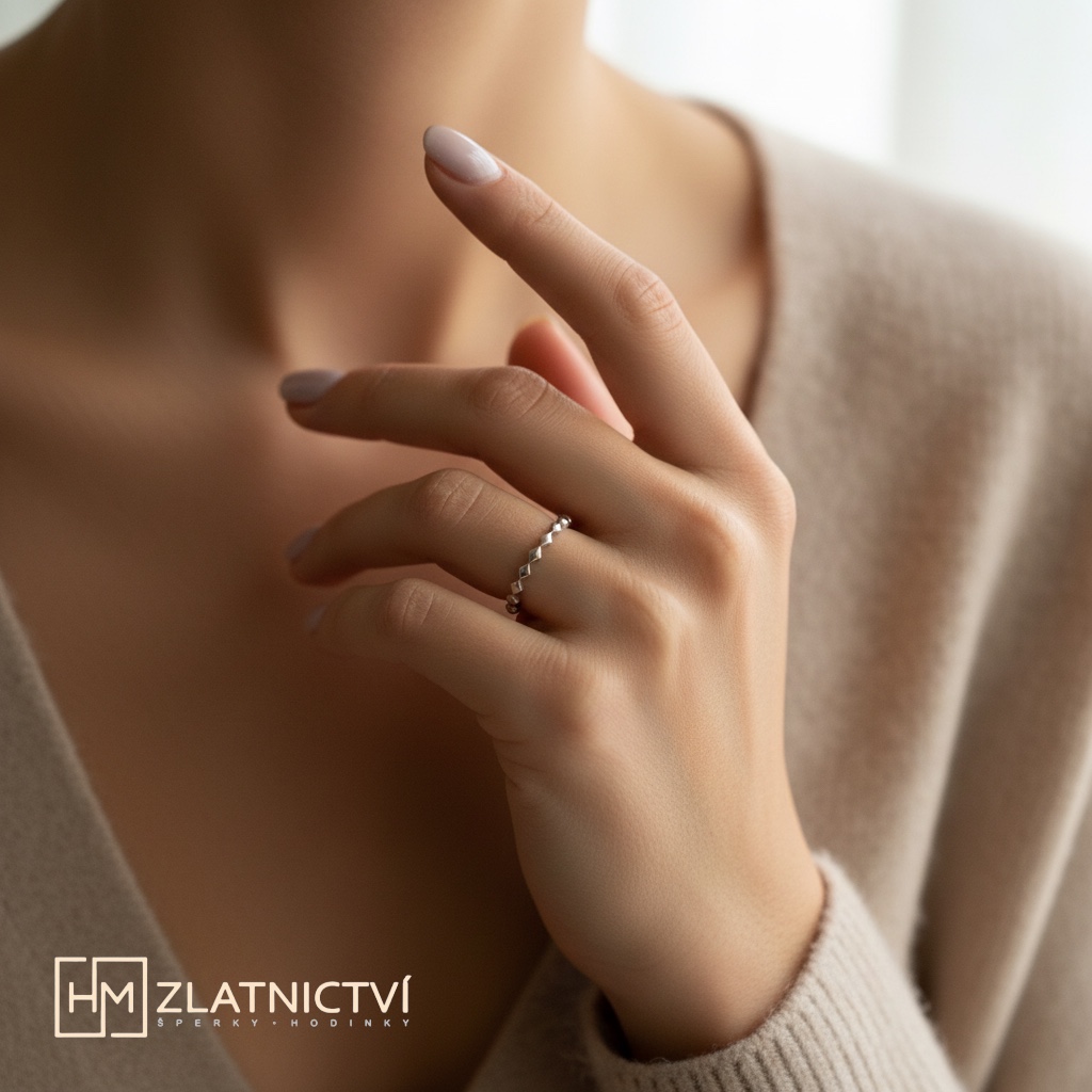 Minimalistický prsten z bílého zlata s originálním vzorem 2-3187