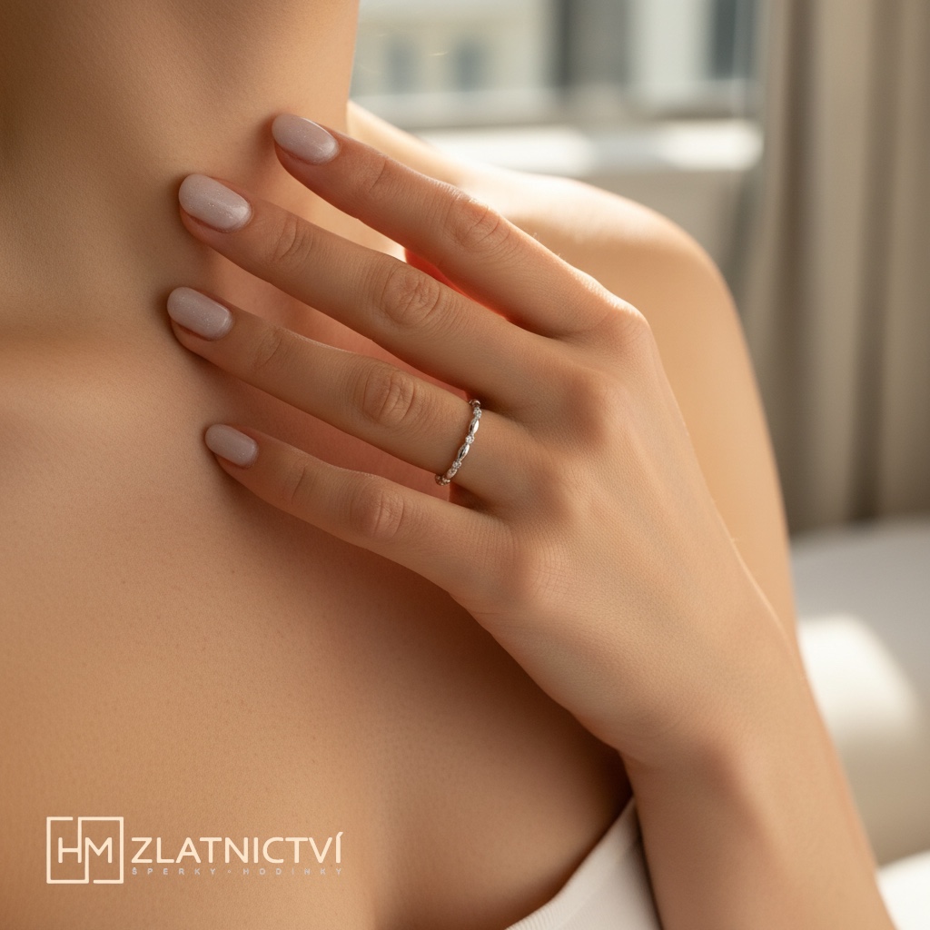 Romantický prsten z bílého zlata se zářivými zirkony 2-3528